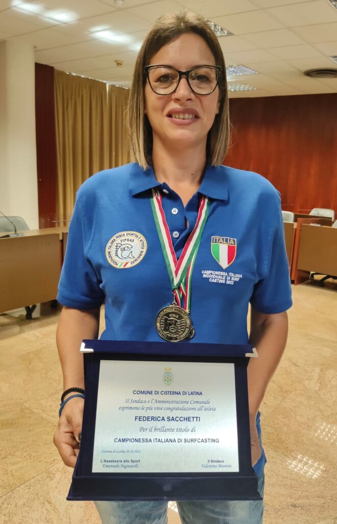 CISTERNA CELEBRA LA CAMPIONESSA ITALIANA DI SURFCASTING Latina TU