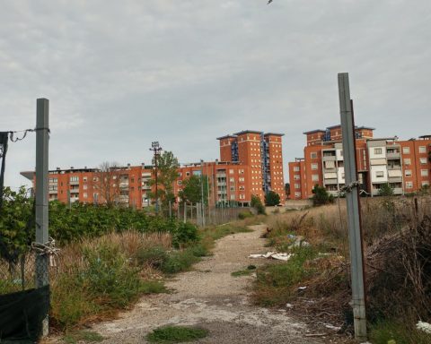 Uno scorcio dei palazzoni in Via Pionieri della Bonifica, a Campo Boario (Latina). Un quartiere difficile che sconta la presenza dei Di Silvio
