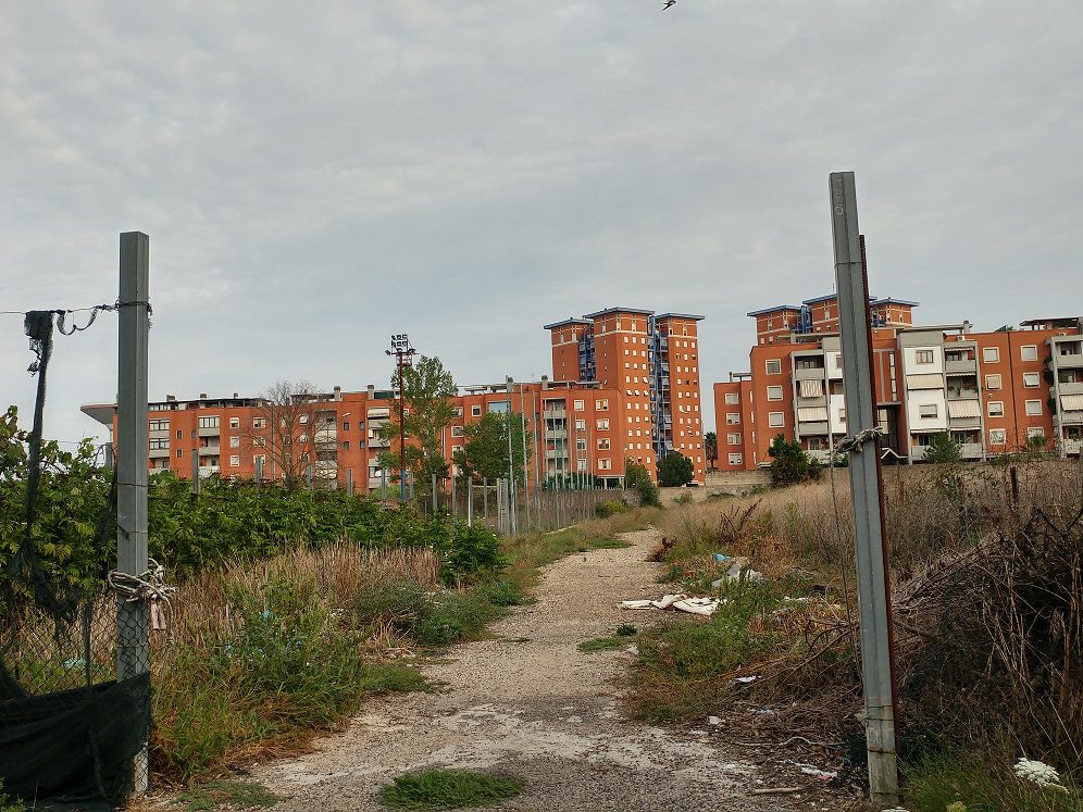 Uno scorcio dei palazzoni in Via Pionieri della Bonifica, a Campo Boario (Latina). Un quartiere difficile che sconta la presenza dei Di Silvio