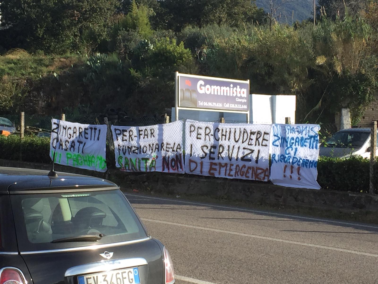Striscioni di protesta contro Zingaretti e Casati