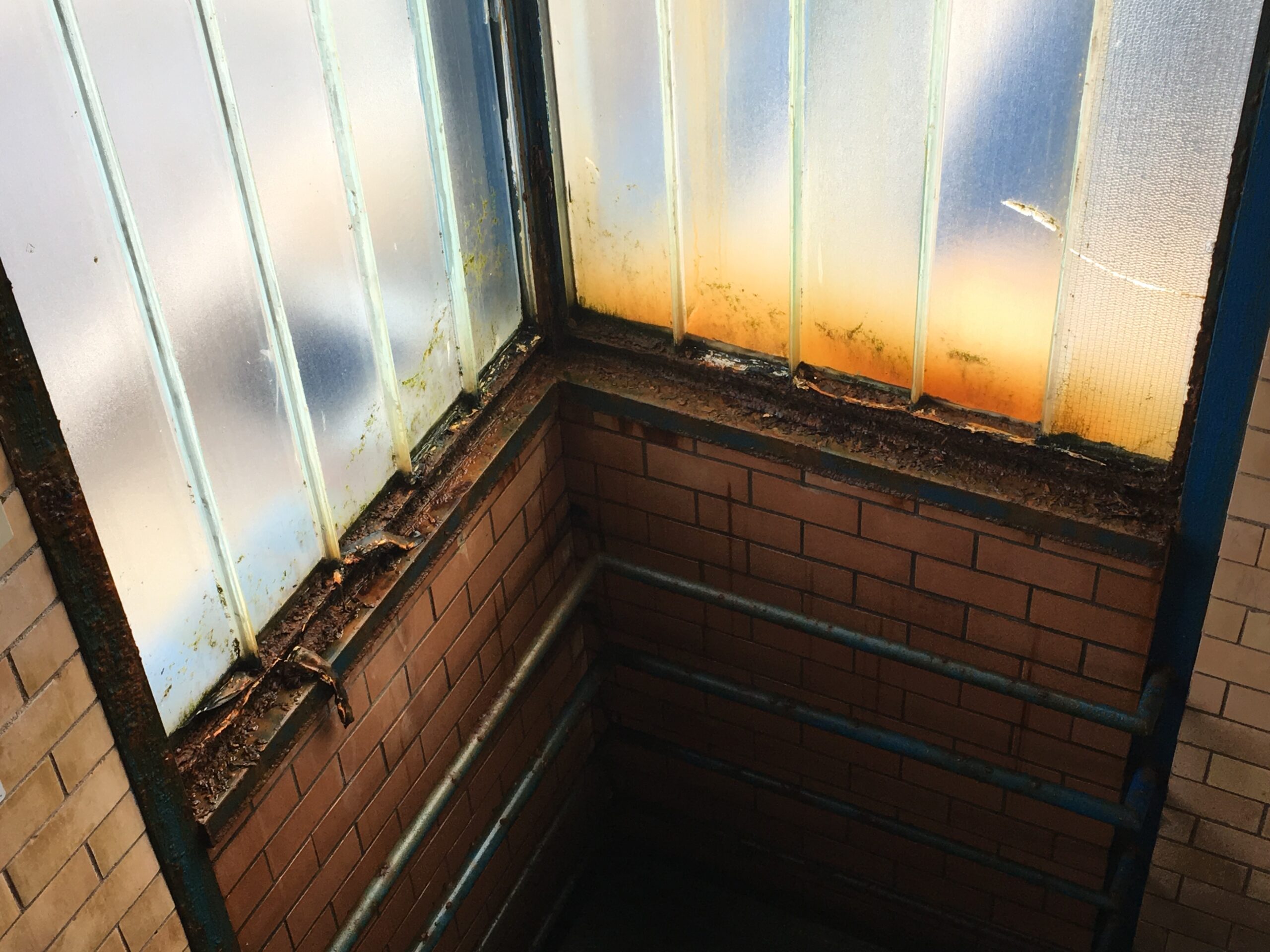 Piscina di Latina: finestra d'angolo e corrimano accesso gradinate