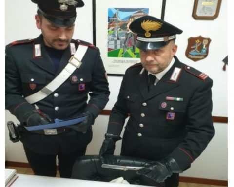 Carabinieri con l'arma del delitto