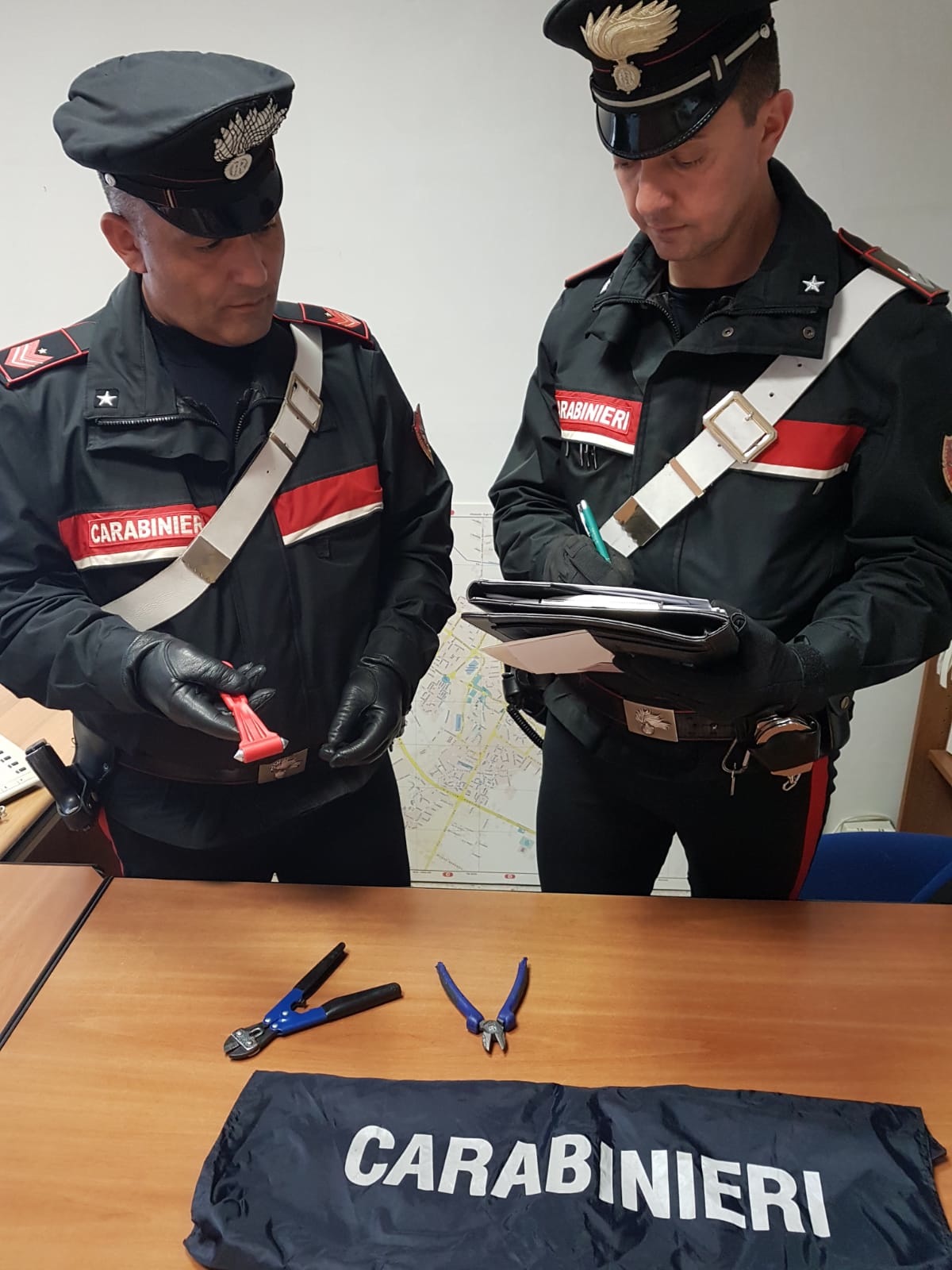 Carabinieri con gli attrezzi da scasso sequestrati