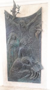Il bassorilievo in bronzo raffigurante Don Cesare Boschin che alcuni abitanti di Borgo Montello donarono alla parrocchia. Il bassorilievo fu realizzato alla fine degli anni Novanta, tra il '97 e il '98, grazie a una raccolta fondi dei cittadini del Borgo. Il costo del bassorilievo fu di 10 milioni di lire