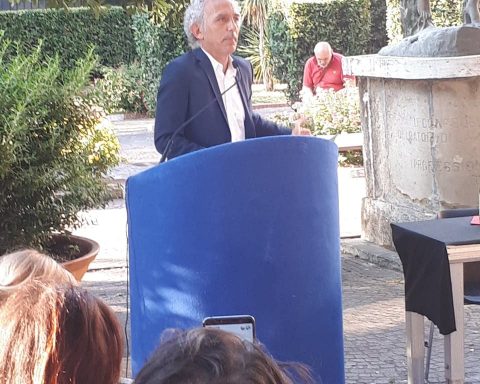 Il sindaco di Latina Damiano Coletta durante il suo comizio ai Giardini del Comune