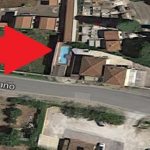 La piscina sul terreno comunale. Sicuramente fino a poco tempo fa si trovava nel perimetro della casa del custode