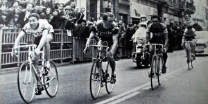 Da un'immagine Rai sulla Milano-Sanremo 1967. La cinquantottesima edizione della corsa fu disputata il 18 marzo 1967, su un percorso di 288 km. Fu vinta dal belga Eddy Merckx, giunto al traguardo precedendo gli italiani Gianni Motta e Franco Bitossi