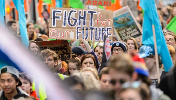 Giovani attivisti che manifestano contro il cambiamento climatico