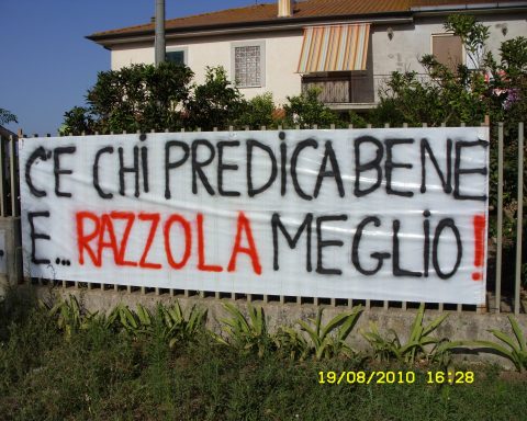 Striscione di fronte alla casa dei Piovesan in Via Monfalcone, di fronte alla discarica di Borgo Montello