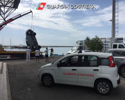 L'auto finita in mare al porto di Formia