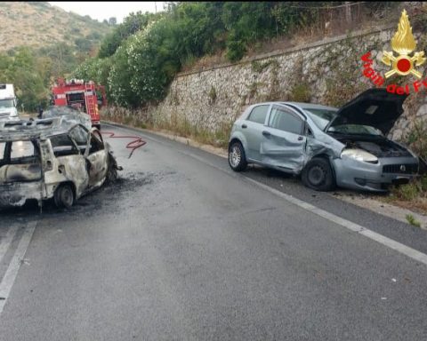 Le due auto incidentate ieri sulla Flacca, nel comune di Gaeta. L'arteria è stata chiusa durante l'intervento dei Vigili e del personale sanitario