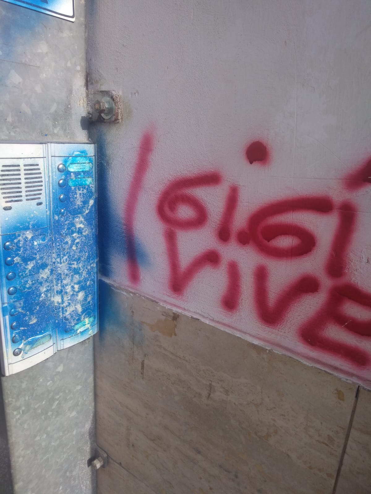 Un citofono di Via Marchiafava danneggiato dall'azione vandalica