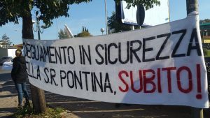 Uno striscione esibito a una manifestazione organizzata dai gruppi dei Comitato a Borgo Piave