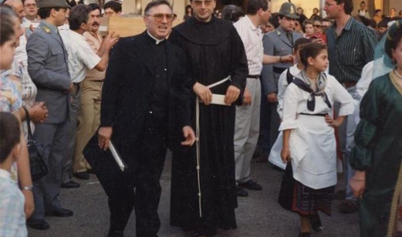 Don Luigi Mancini, a sinistra nella foto