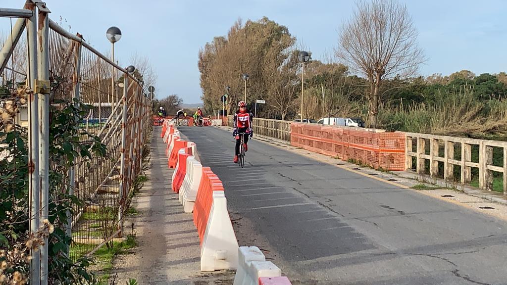 Ciclisti in transito sul Ponte Mascarello chiuso, nonostante l'ordinanza (domenica mattina 15-12-2019)