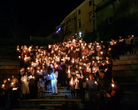 La Stella di Natale formata dai partecipanti dell'evento organizzato a Sezze