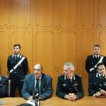 Uno dei momenti della conferenza stampa per l'indagine Certificato pazzo