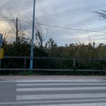 La staccionata di Via del Lido: assi di legno senza trattamento in attesa della sistemazione definitiva che, dopo un anno e mezzo, non è ancora stata avviata