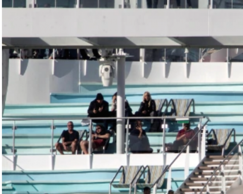 Alcuni passeggeri a bordo della Costa Smeralda in attesa di sbarcare (foto Rainews)