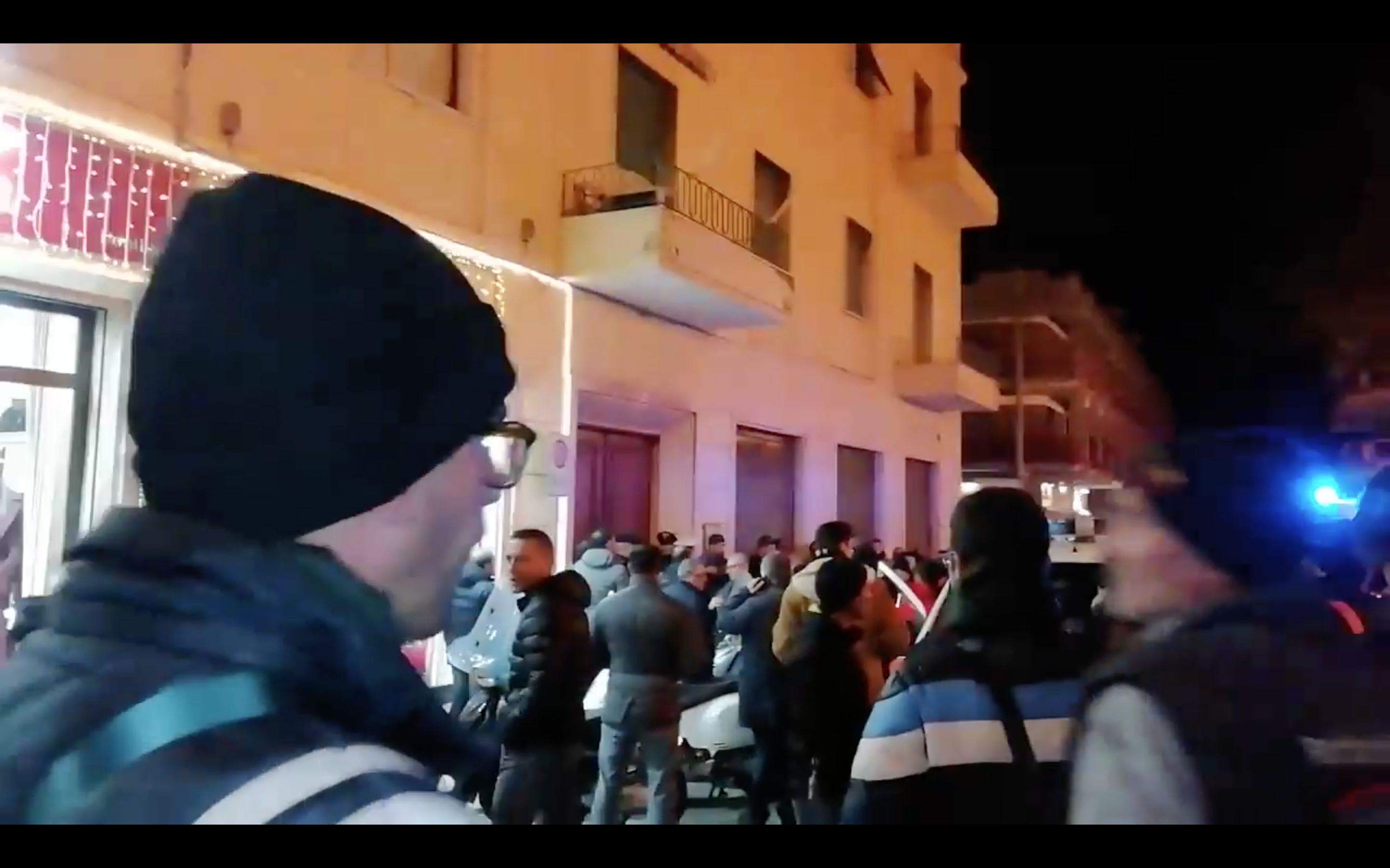 La folla dei cittadini accorsi di fronte al palazzo del triplice omicidio-suicidio avvenuto quest'oggi a Formia, in piazza Mattei