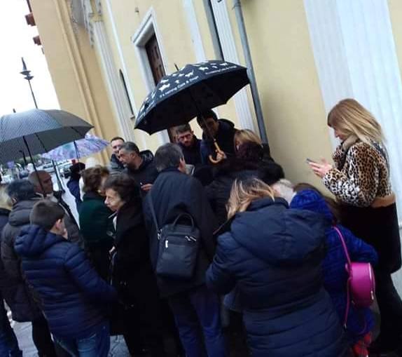 Raccolta firme, stamane 26 gennaio, contro l'ordinanza di sfratto dalla Casa dei Bambini, di fronte alla Chiesa Maria Santissima Immacolata di Scauri