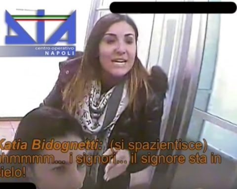 Katia Bidognetti (in piedi) e Teresa Bidognetti, figlie del boss di Francesco Bidognetti