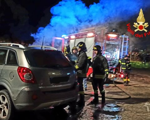 L'Auto coinvolta da un principio di incendio al Porto di Formia
