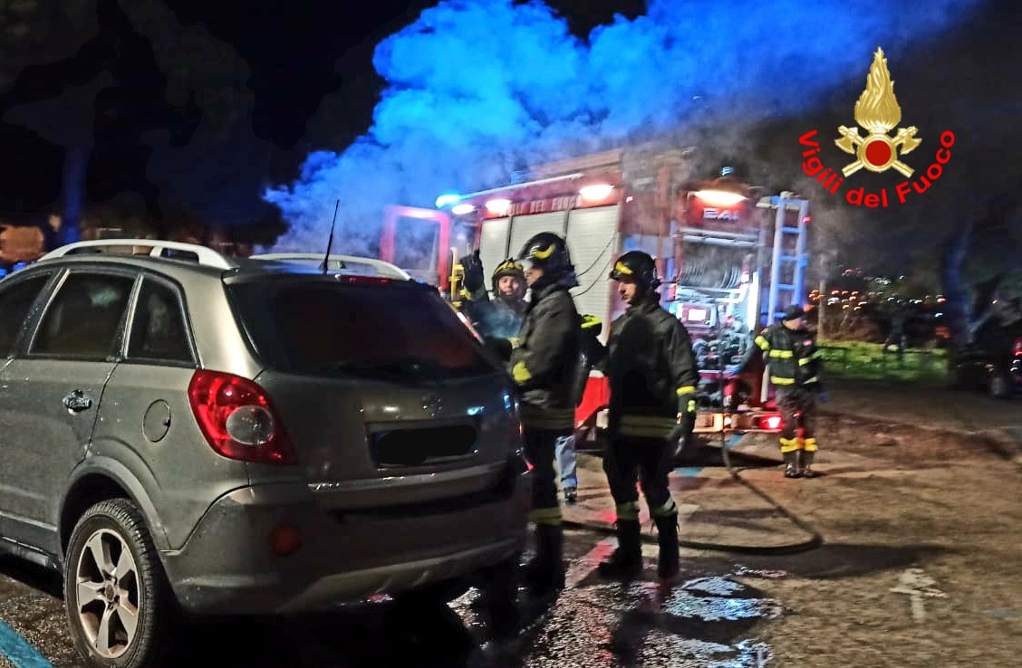 L'Auto coinvolta da un principio di incendio al Porto di Formia