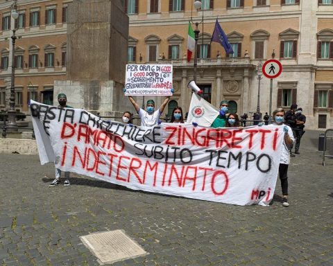 Foto_manifestazione infermieri idonei a Montecitorio 12.05.2020