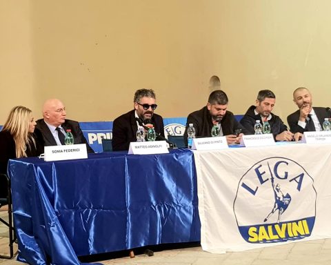 Silviano Di Pinto al centro con gli occhiali durante un incontro pubblico della Lega di Latina