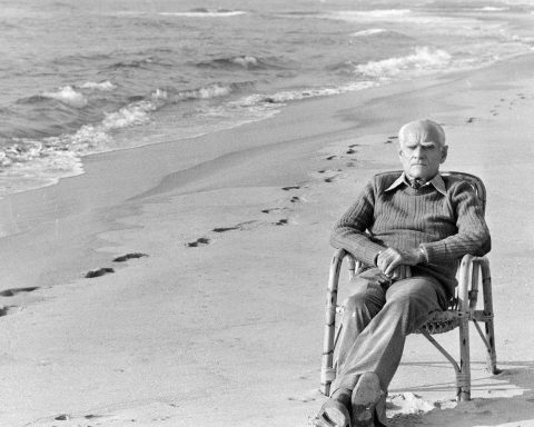 Alberto Moravia a Sabaudia (foto tratta da socialphotolab.com)