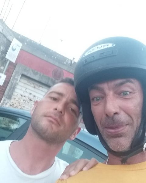 Erik D'Arienzo e a destra Fabrizio Moretto l'uomo che era con lui la sera del ritrovamento. Moretto sosteneva, prima di essere ucciso, che a portare alla morte D'Arienzo era stato un incidente col T-Max su cui viaggiavano percorrendo la SS Pontina