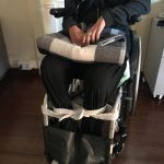 In foto Francesca (nome di fantasia) costretta a farsi legare le gambe per evitare che gli spasmi dovuti alla sclerosi multipla la facciano cadere a terra