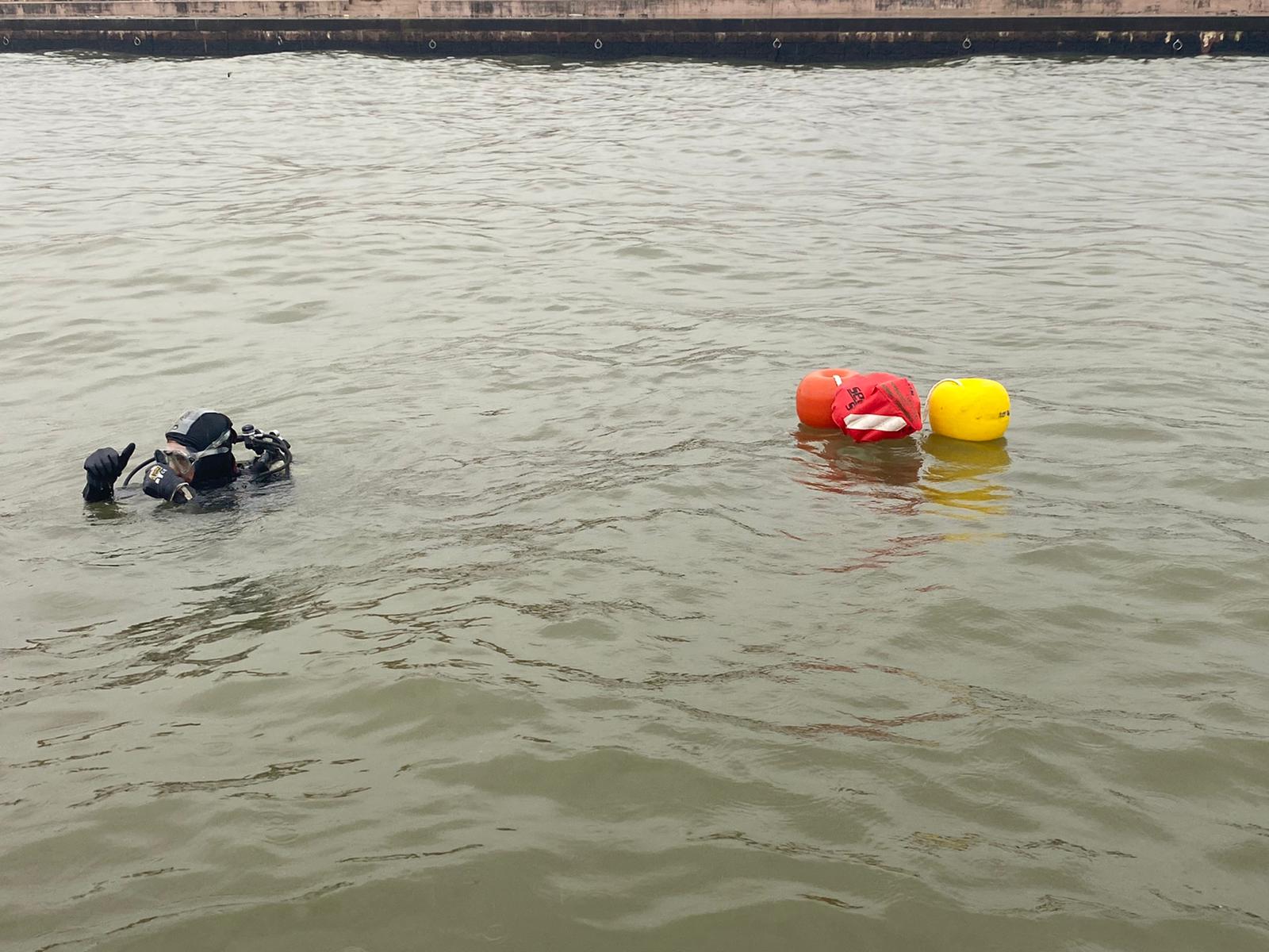 Il sommozzatore della Degli Stefani Costruzioni srl durante una immersione per i prelievi della sabbia