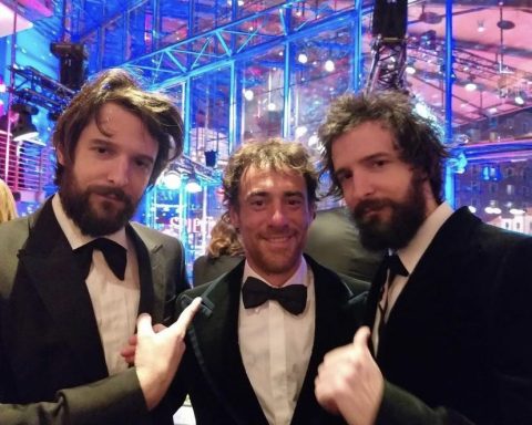 Elio Germano con Damiano e Fabio D’Innocenzo alla Berlinale 2020. La foto è stata scattata da Paolo Del Brocco.