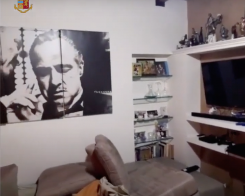 Il poster di Marlon Brando che interpreta Il Padrino dentro la casa di uno degli arrestati