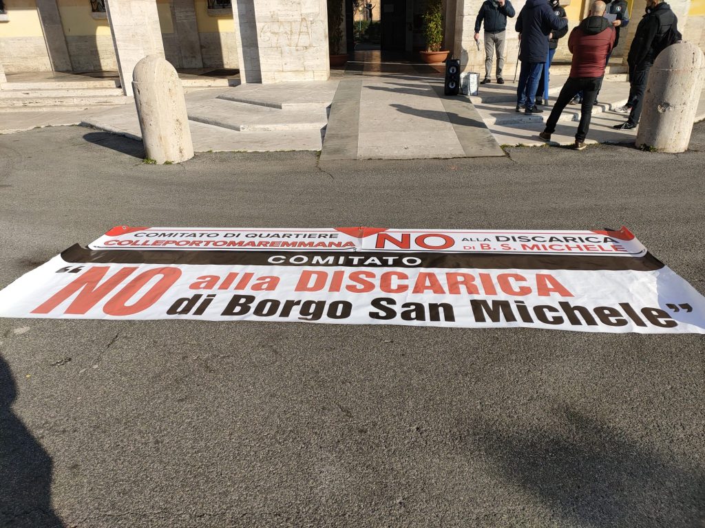 Lo striscione del Comitato di quartiere che oggi ha manifestato di fronte al Comune di Latina contro il sito Plasmon