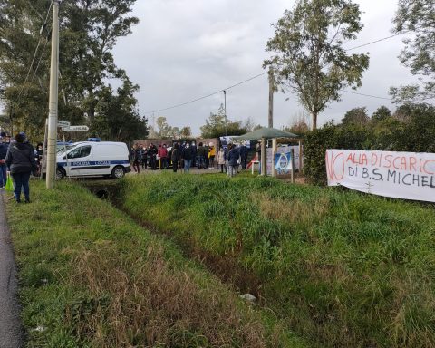 Un'immagine della manifestazione che si è tenuta ieri 30 gennaio nelle vicinanze dell'area scelta per la nuova discarica a Latina