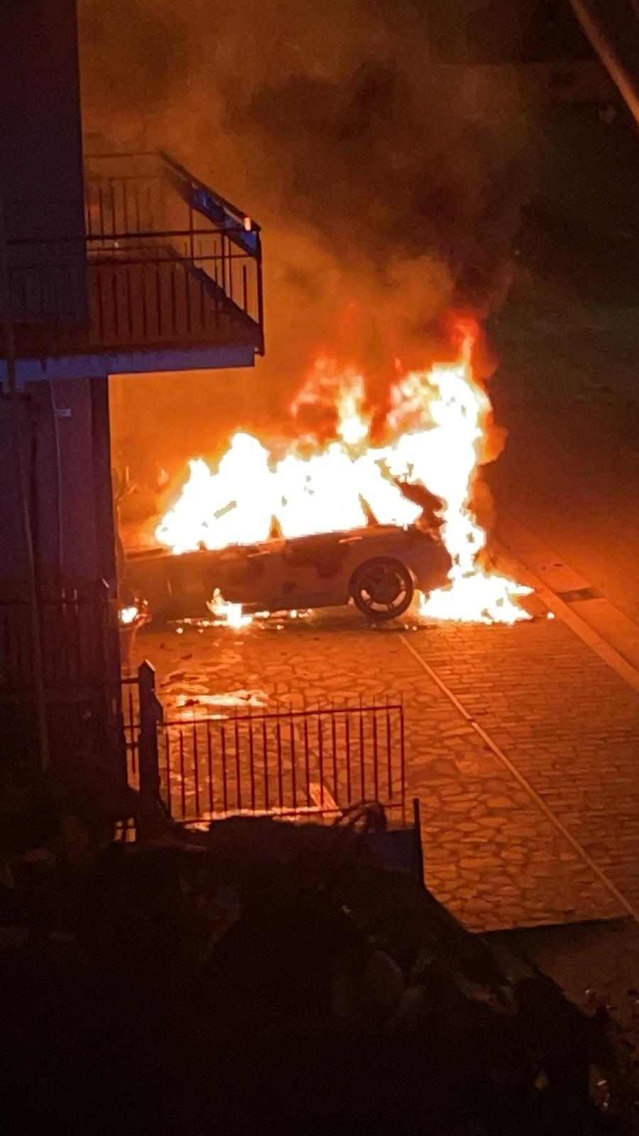 L'auto in Via Madonna delle Grazie andata a fuoco ieri, domenica 2 maggio, intorno alle 23