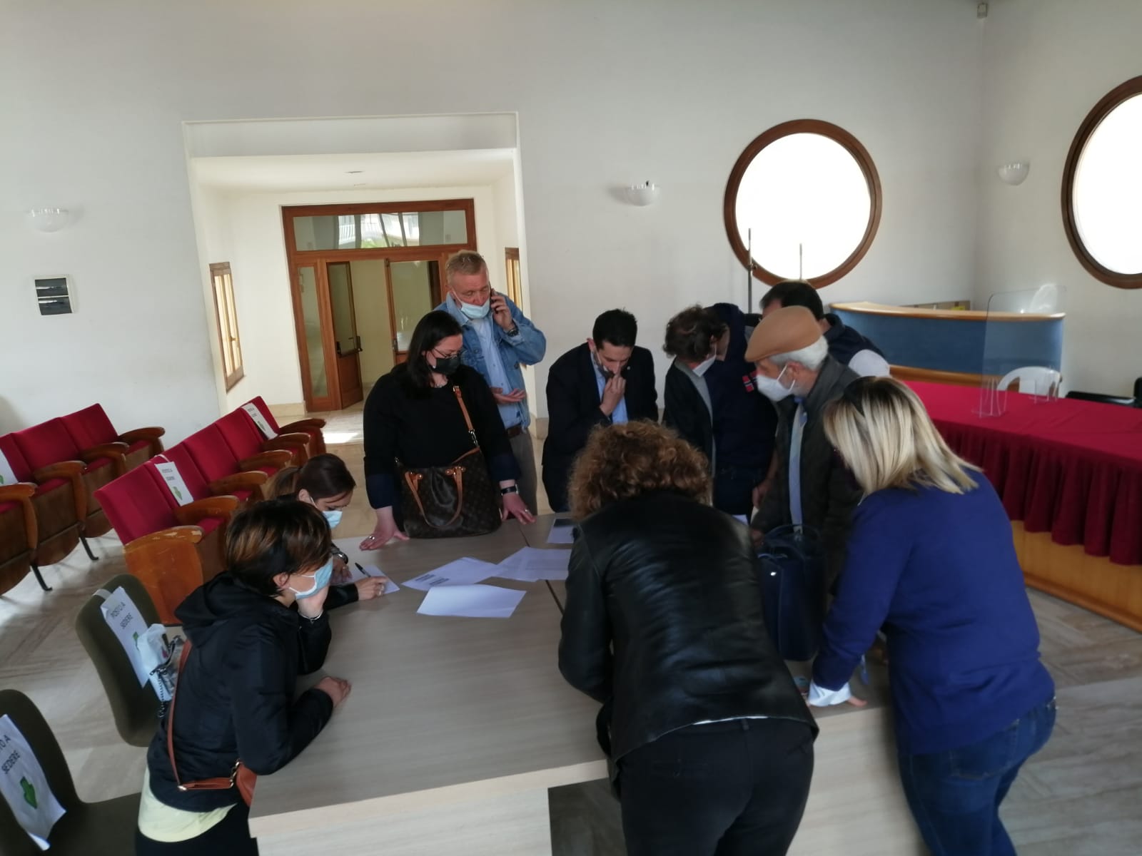 I dieci consiglieri comunali di Itri firmano la loro lettera di dimissione dall'Assise
