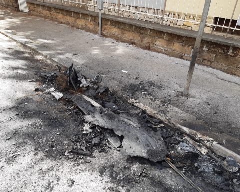 Quel che rimane dell'auto incendiata in Via Monti, Latina