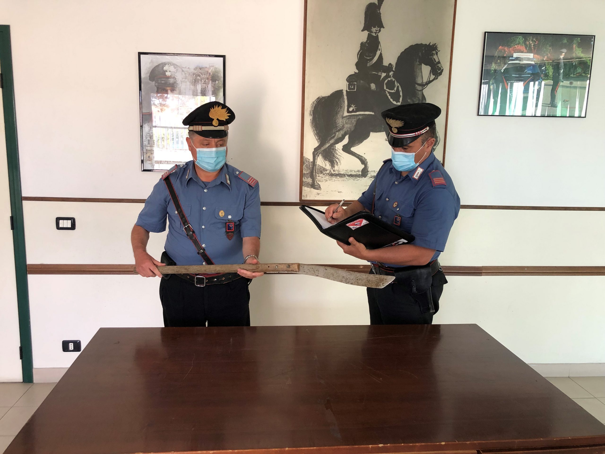 Carabinieri del Comando Stazione di Terracina con uno degli oggetti atto ad offendere sequestrati all’uomo