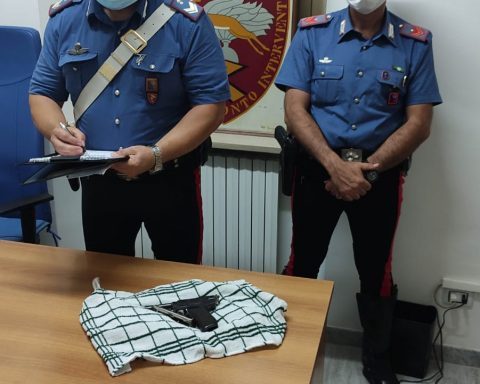 Carabinieri del Nucleo Operativo e Radiomobile di Latina con l’arma sequestrata