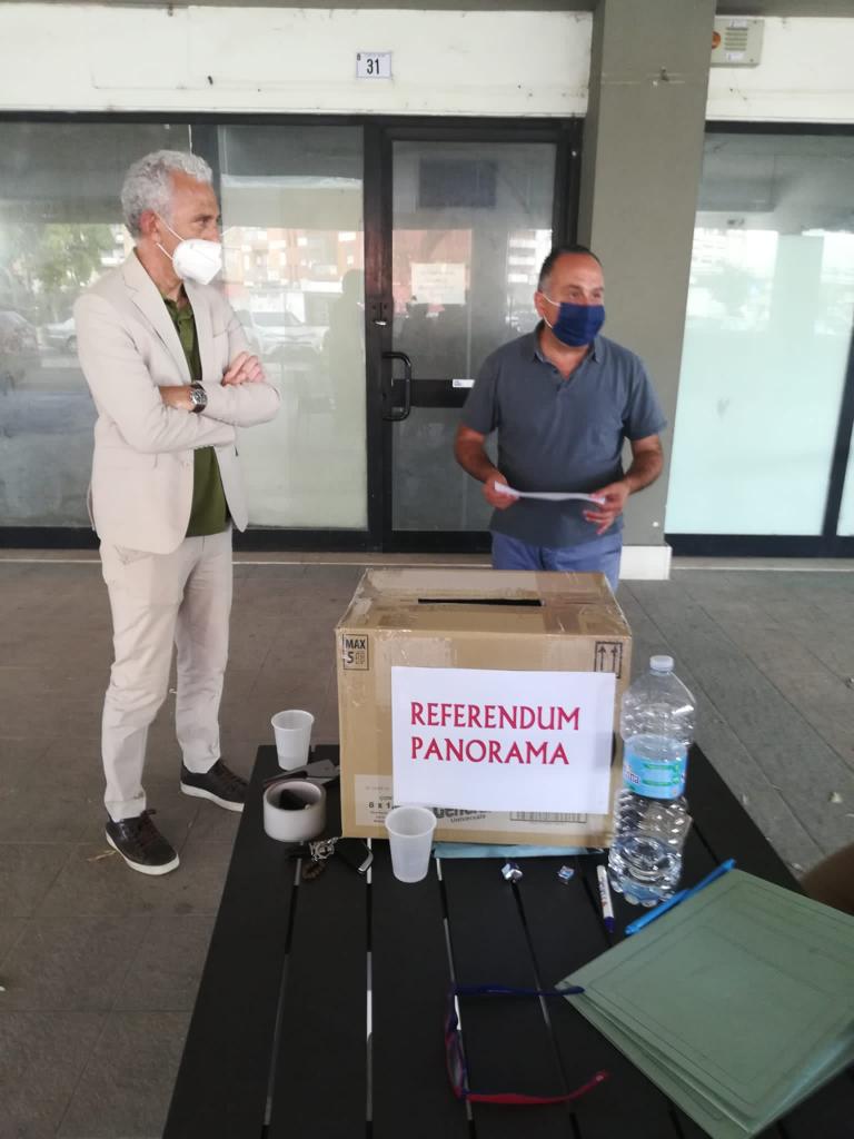 Durante lo scrutinio del referendum dei lavoratori di Panorama. In foto, oltreché al Segretario Uiltucs Gianfranco Cartisano, anche il sindaco di Latina Damiano Coletta