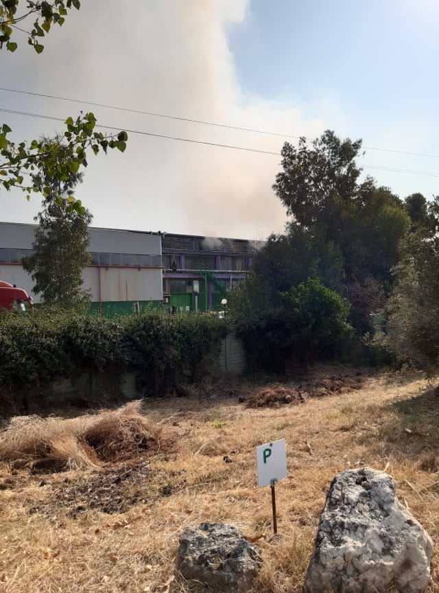 L'impianto della Sep a Pontinia ancora fumante (foto scattata alle ore 10 del 23 agosto 2021)