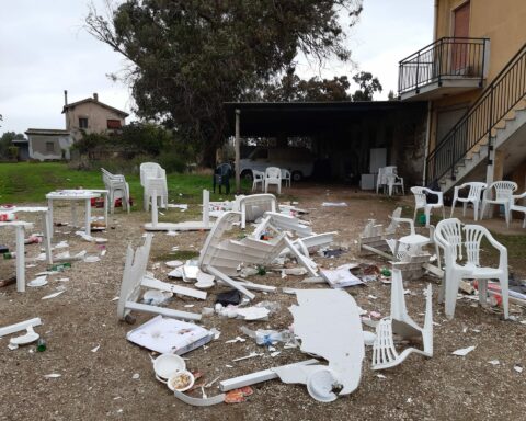 Le sedie di plastica rotte dopo il pestaggio a Borgo Montello dove è stato ucciso il 29enne indiano