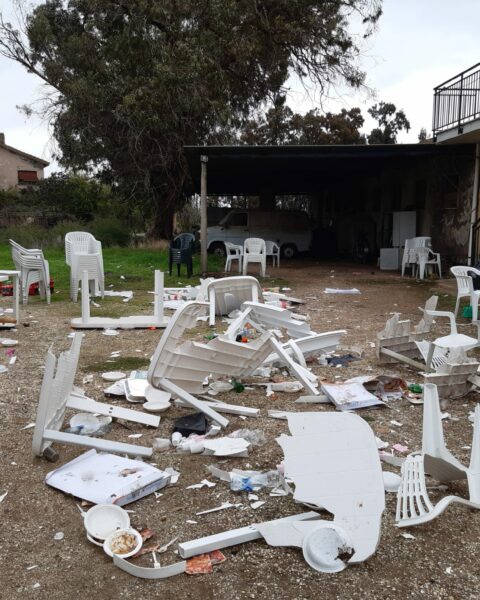 Le sedie di plastica rotte dopo il pestaggio a Borgo Montello dove è stato ucciso il 29enne indiano