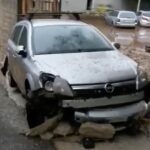 Un'auto a Campiglioni distrutta dalla furia del maltempo