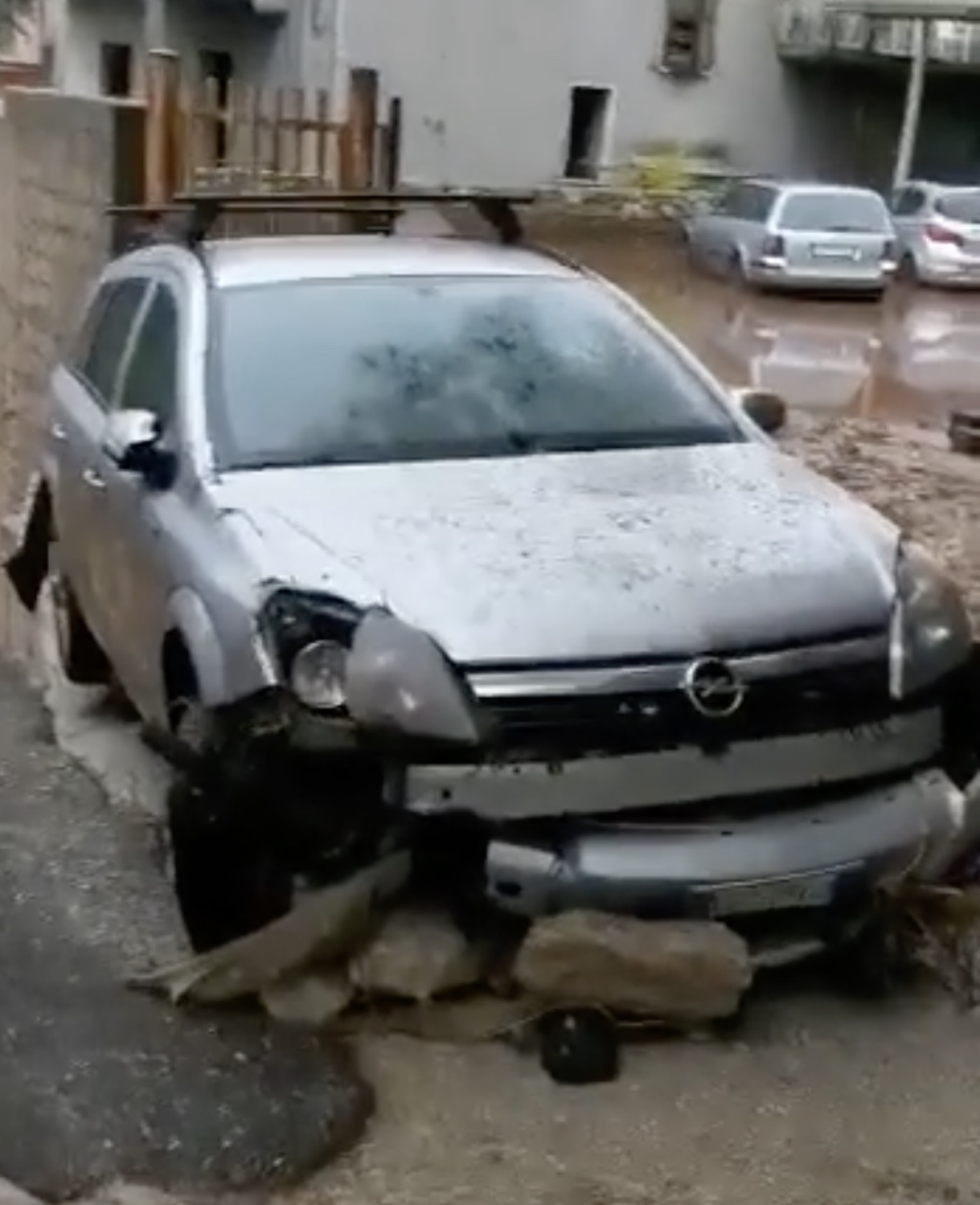 Un'auto a Campiglioni distrutta dalla furia del maltempo