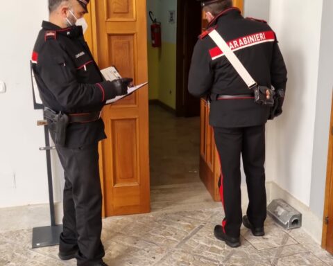 I Carabinieri di Minturno entrano nella casa comunale di Minturno